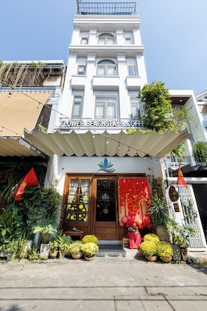 Front of property - Flower Beachstay & Coffee (Da Nang)