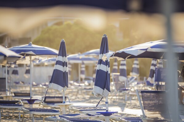 Plage privée, sable blanc, chaises longues, parasols