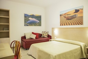 Classic fyrbäddsrum | Värdeförvaringsskåp på rummet, skrivbord, ljudisolering och gratis wi-fi