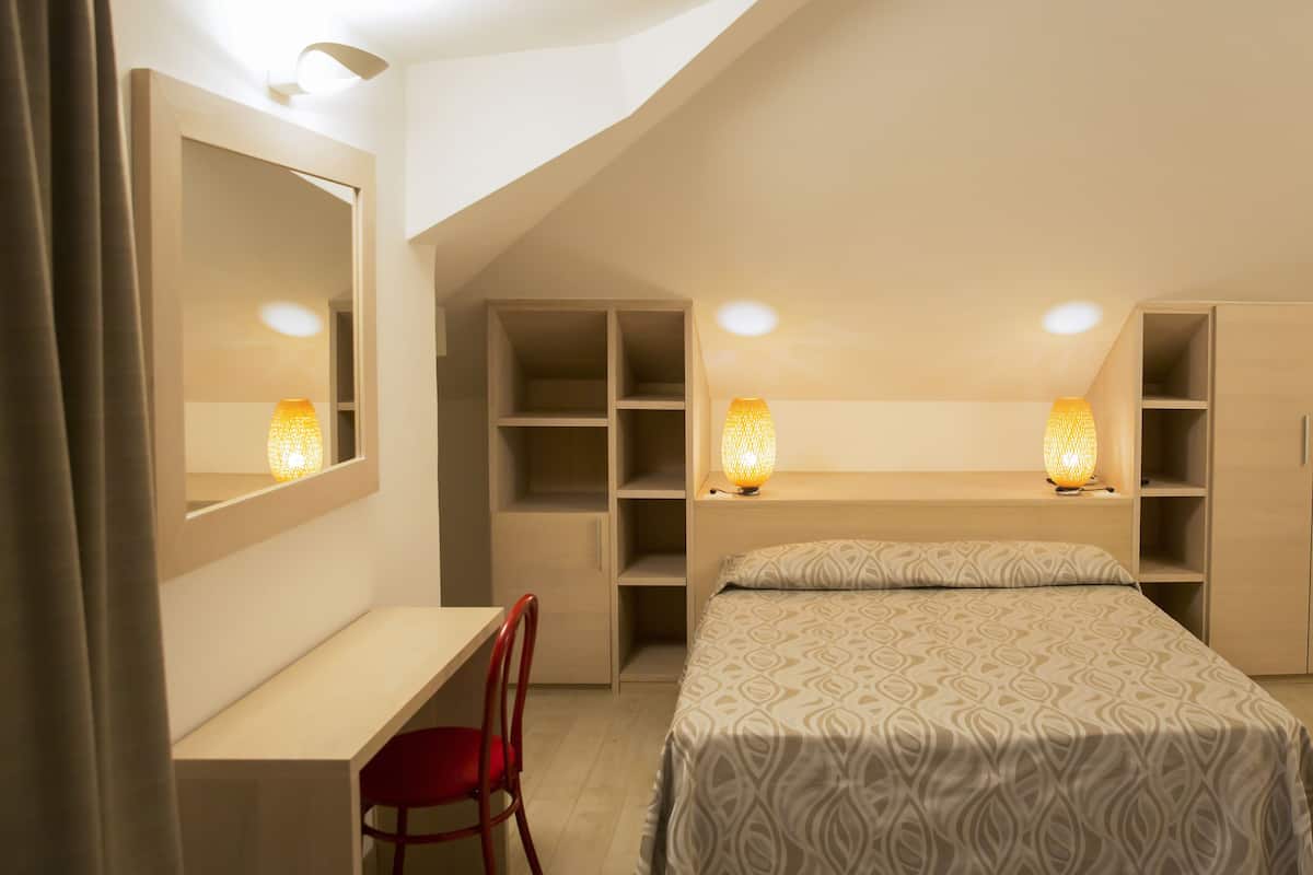 Een kluis op de kamer, een bureau, geluiddichte muren, gratis wifi