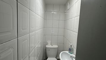 Shower, rainfall showerhead, free toiletries, hair dryer