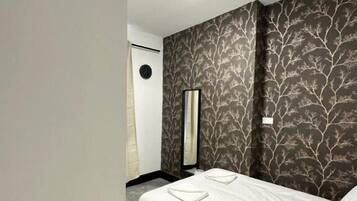 Shower, rainfall showerhead, free toiletries, hair dryer