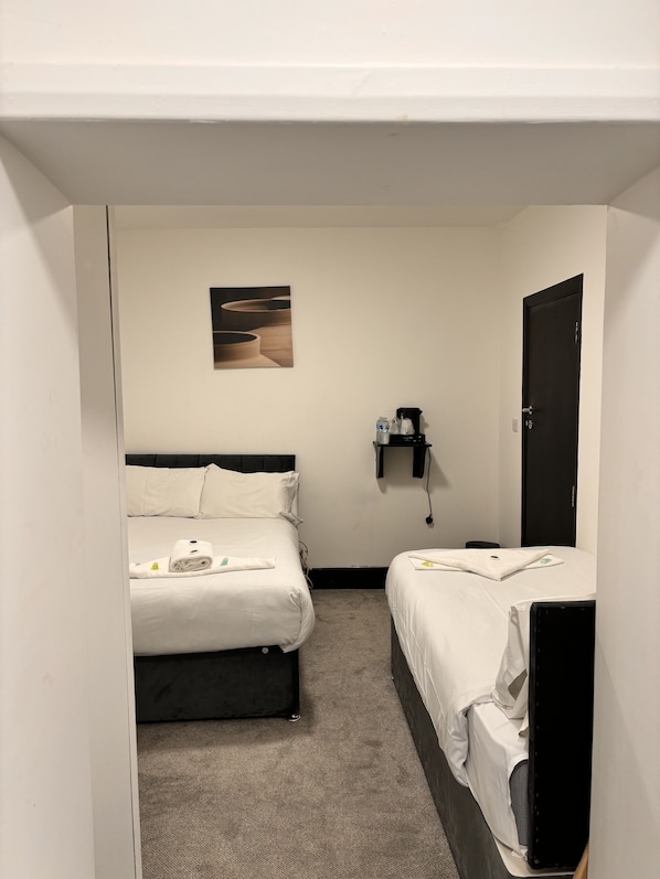 Habitación triple familiar | Wifi gratis y ropa de cama