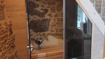 Luxus szoba | Fürdőszoba | Designer piperecikkek, hajszárító, fürdőköpenyek és papucsok