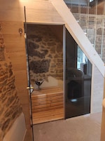 奢华客房 | 浴室 | 名牌洗护用品、吹风机、浴袍、拖鞋