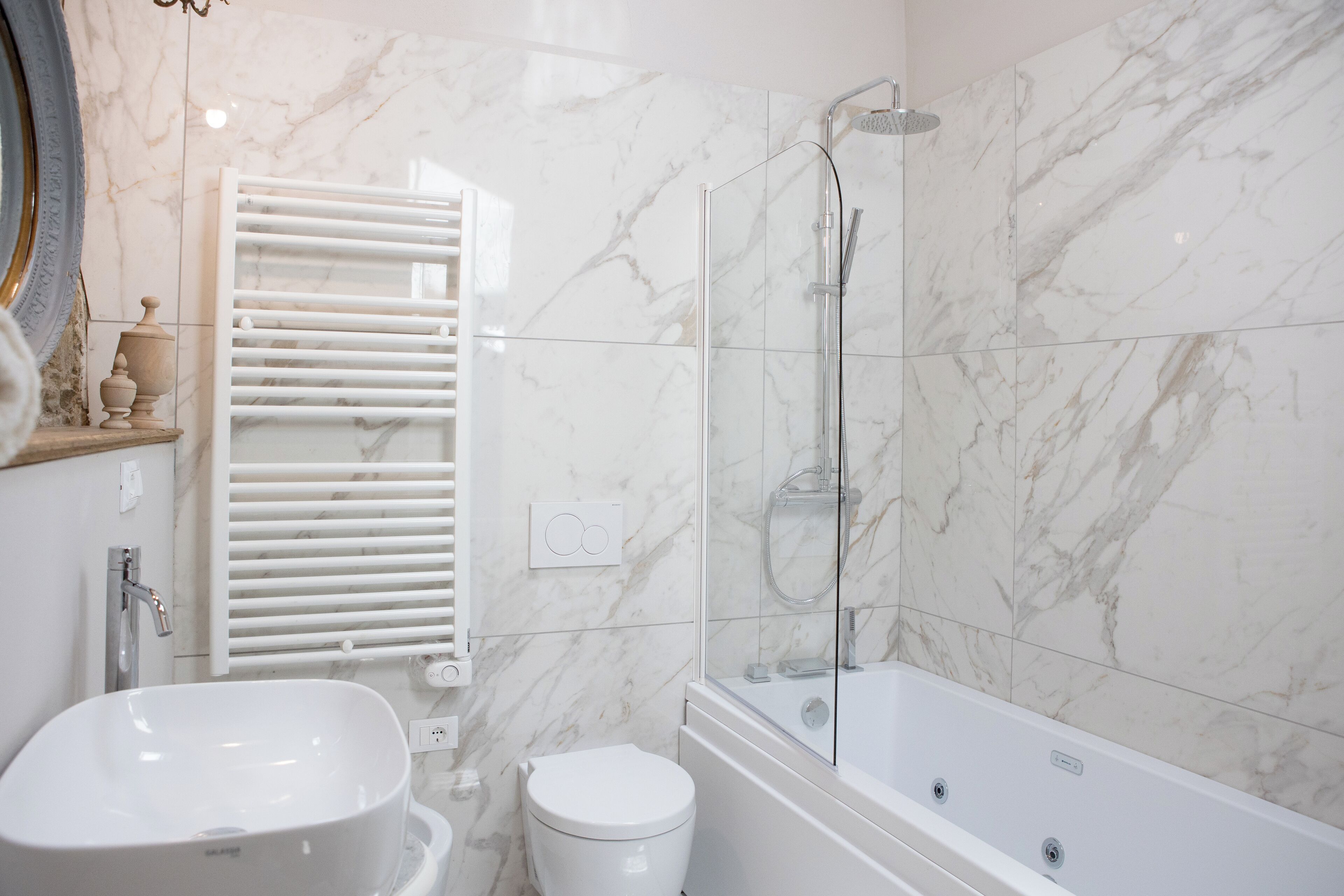 Ein modernes Badezimmer mit einer freistehenden Badewanne, einer Duschkabine und Toilette sowie einem Waschbecken.