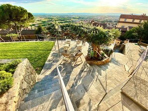 Outdoor banquet area - San Michele al Castello (Castiglion Fiorentino)