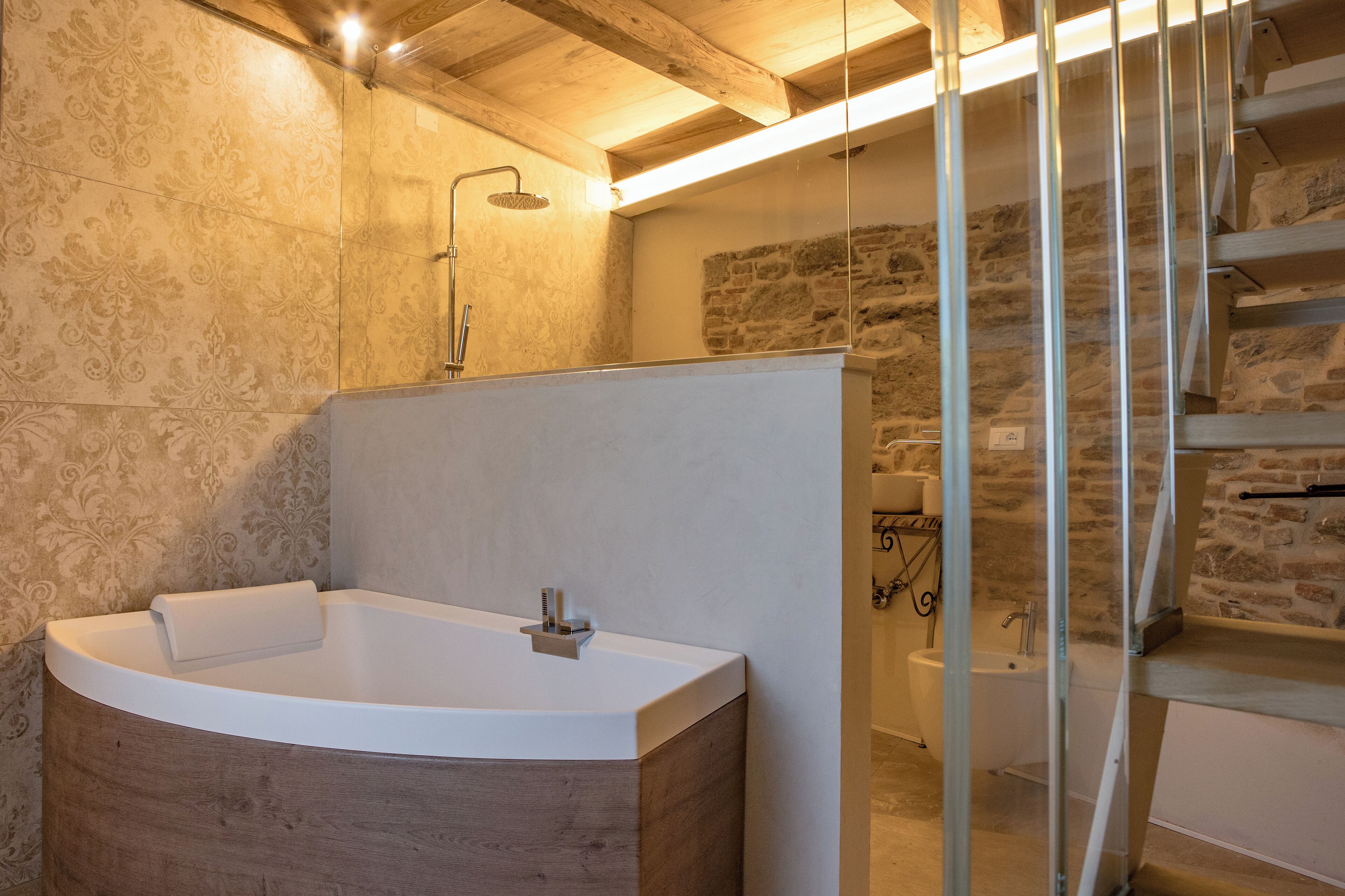 Luxe kamer | Badkamer | Designer toiletartikelen, een haardroger, badjassen, pantoffels