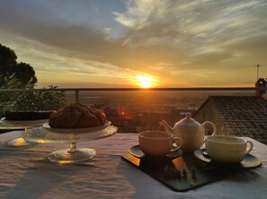 Café da manhã completo grátis todos os dias