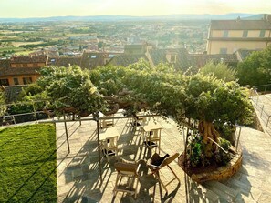 Outdoor banquet area - San Michele al Castello (Castiglion Fiorentino)