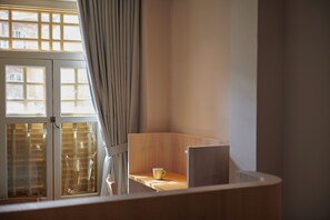 Zimmersafe, Schreibtisch, kostenloses WLAN, BettwÀsche