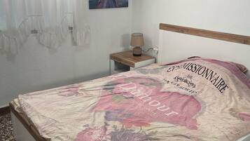 2 chambres, fer et planche à repasser, Wi-Fi, draps fournis