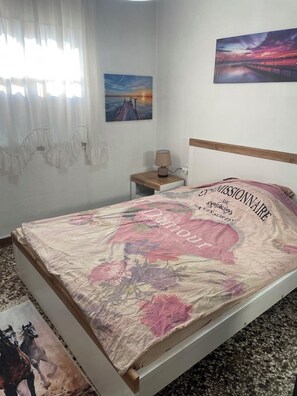 2 bedrooms, iron/ironing board, WiFi, bed sheets