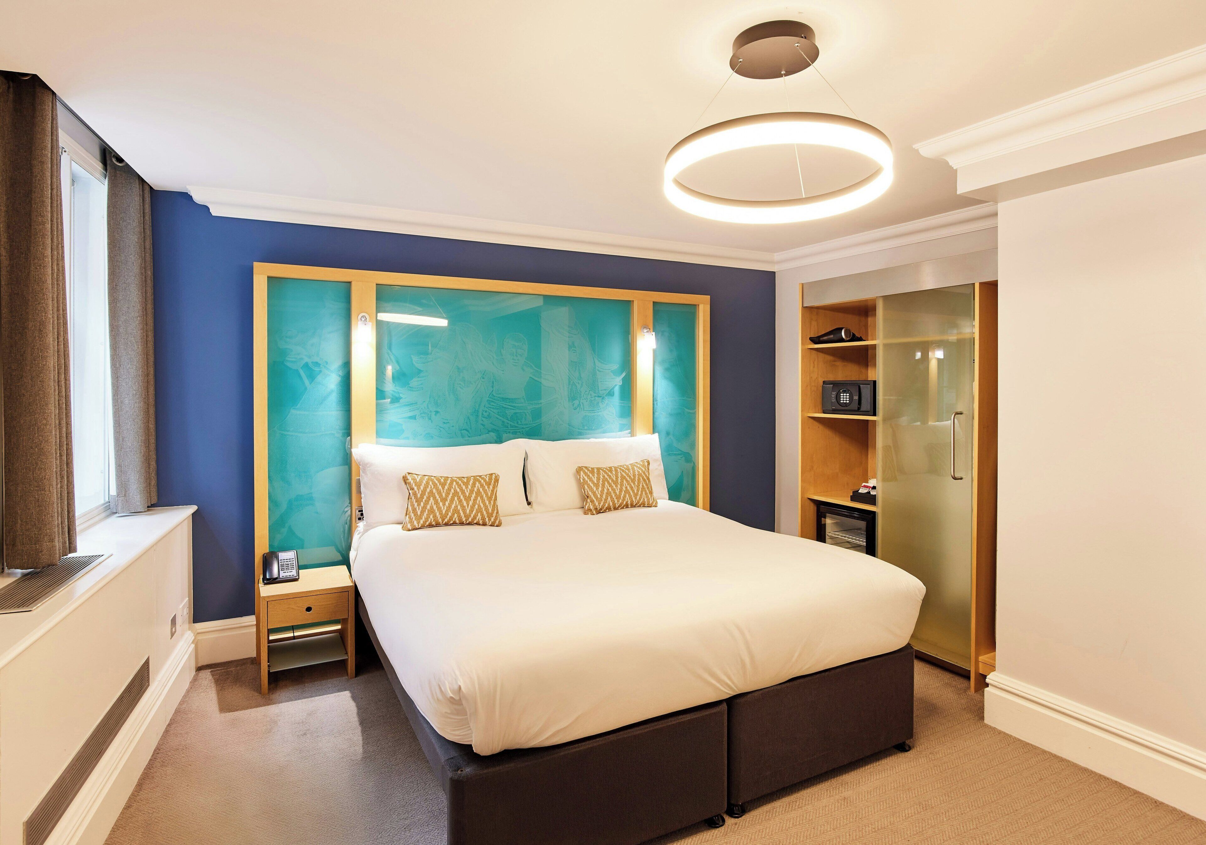 Deluxe King Room | In-room safe, desk, laptop workspace, blackout drapes