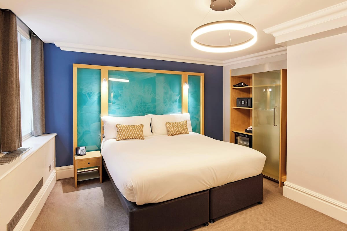 Deluxe King Room | In-room safe, desk, laptop workspace, blackout drapes