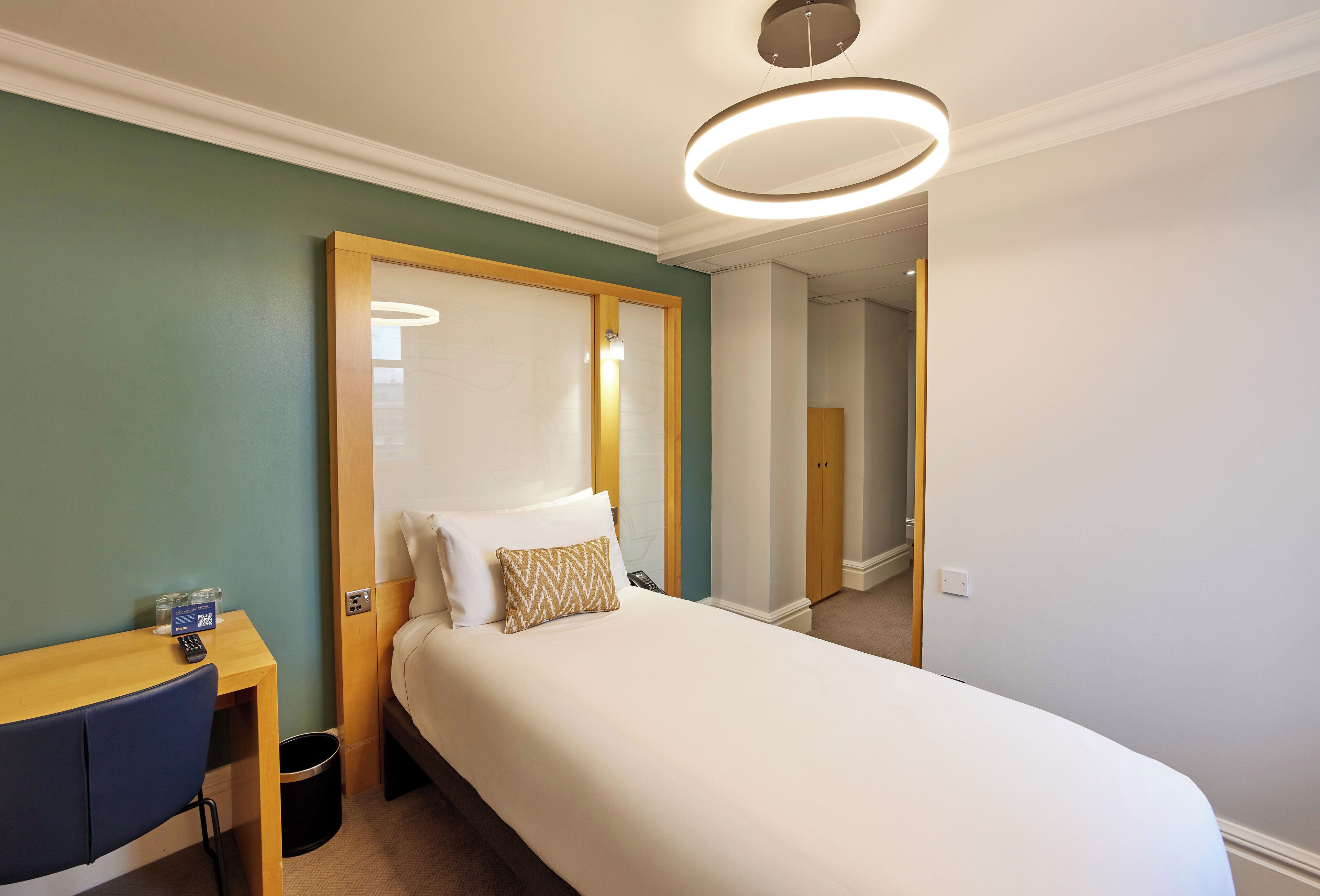 客房内保险箱、办公桌、遮光窗帘、熨斗/熨衣板