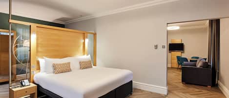 Apartment | In-room safe, desk, blackout drapes, iron/ironing board