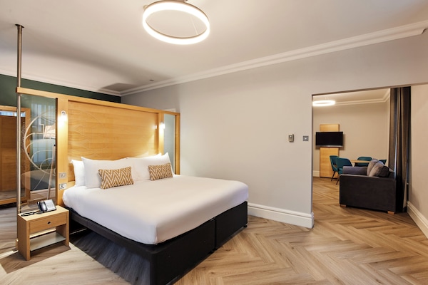 Caja de seguridad en la habitación, escritorio y cortinas blackout