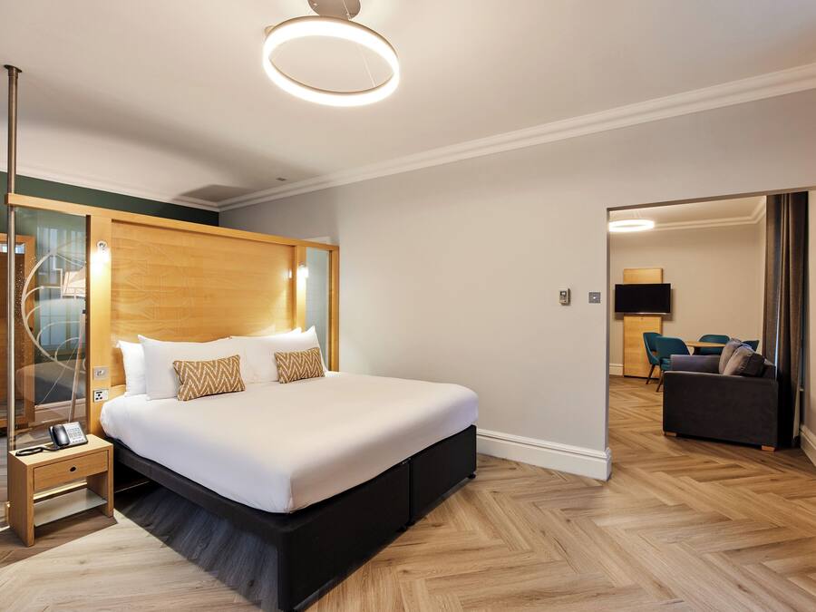 Apartment | In-room safe, desk, laptop workspace, blackout drapes