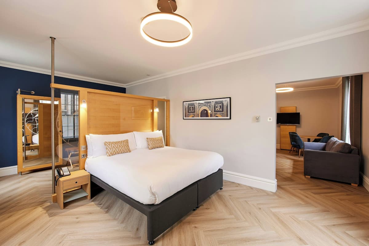 Apartment | In-room safe, desk, laptop workspace, blackout drapes