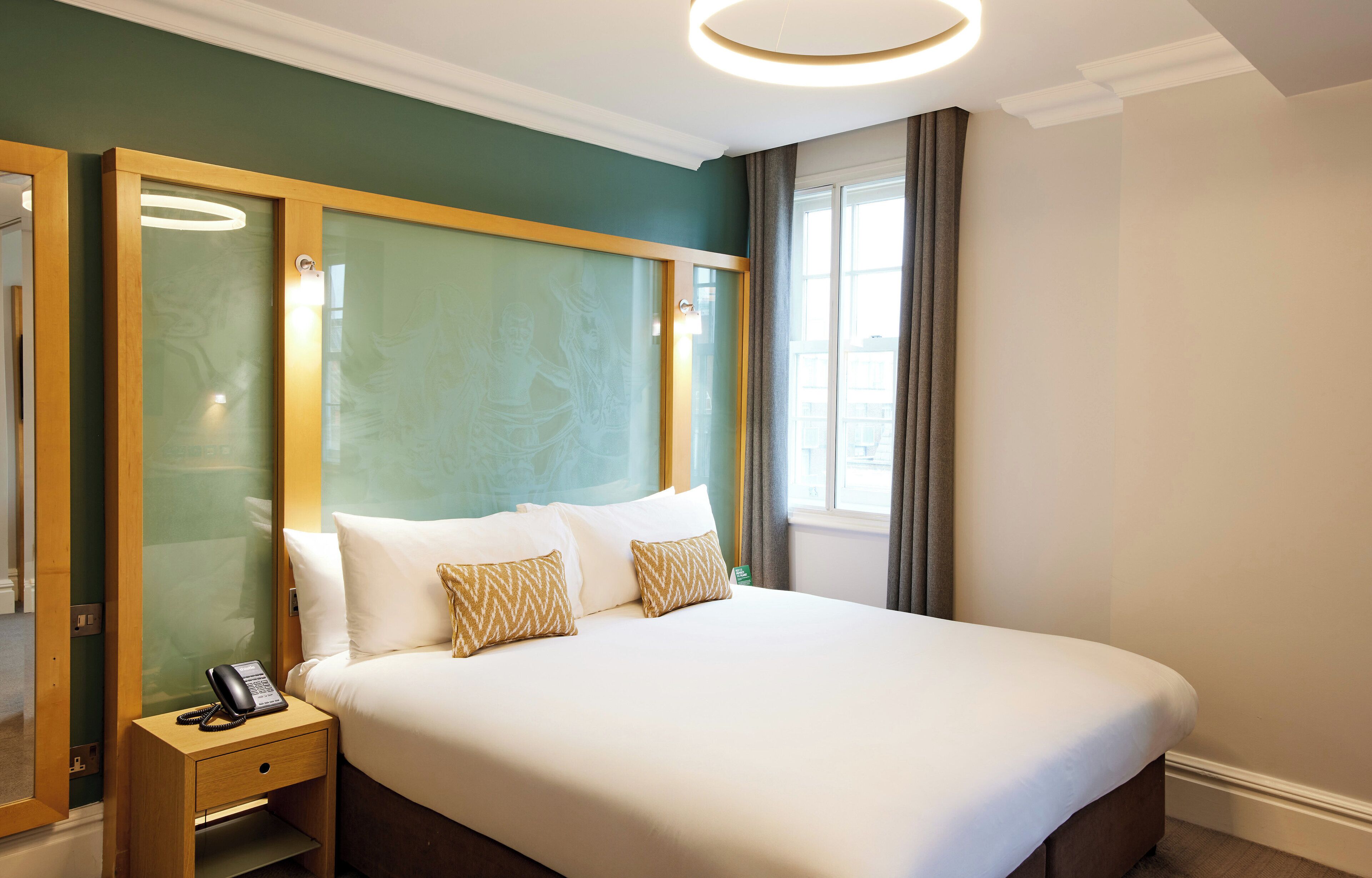 Kahden hengen standard-huone | Tallelokero huoneessa, työpöytä, pimennysverhot, silitysrauta/-lauta