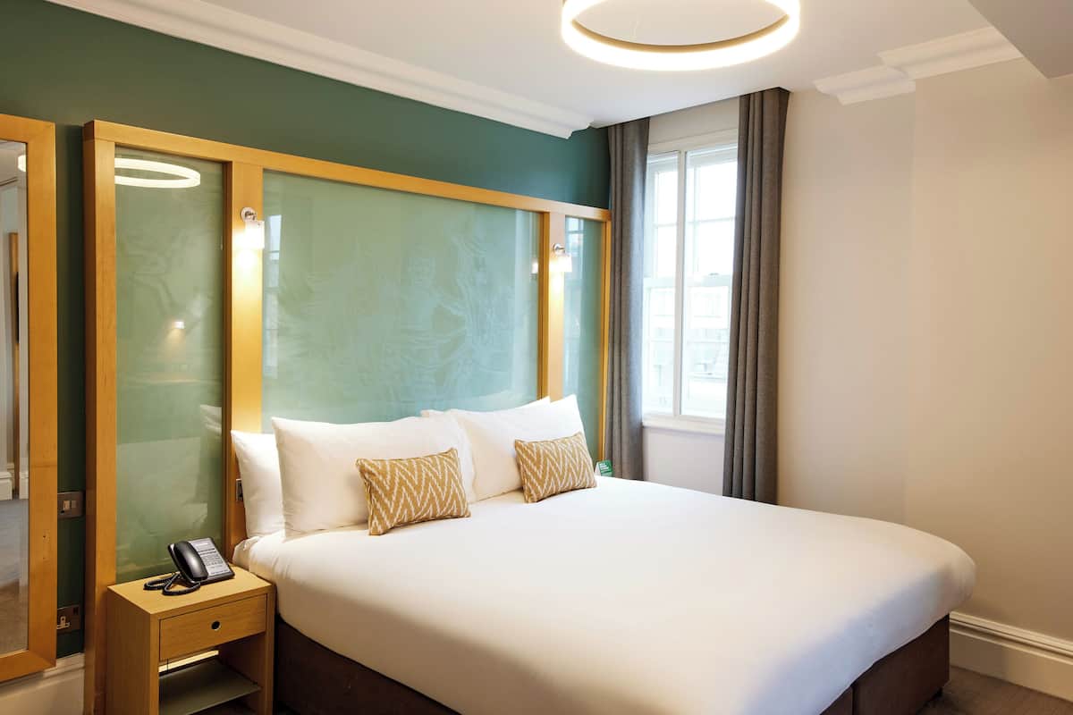 Kahden hengen standard-huone | Tallelokero huoneessa, työpöytä, pimennysverhot, silitysrauta/-lauta