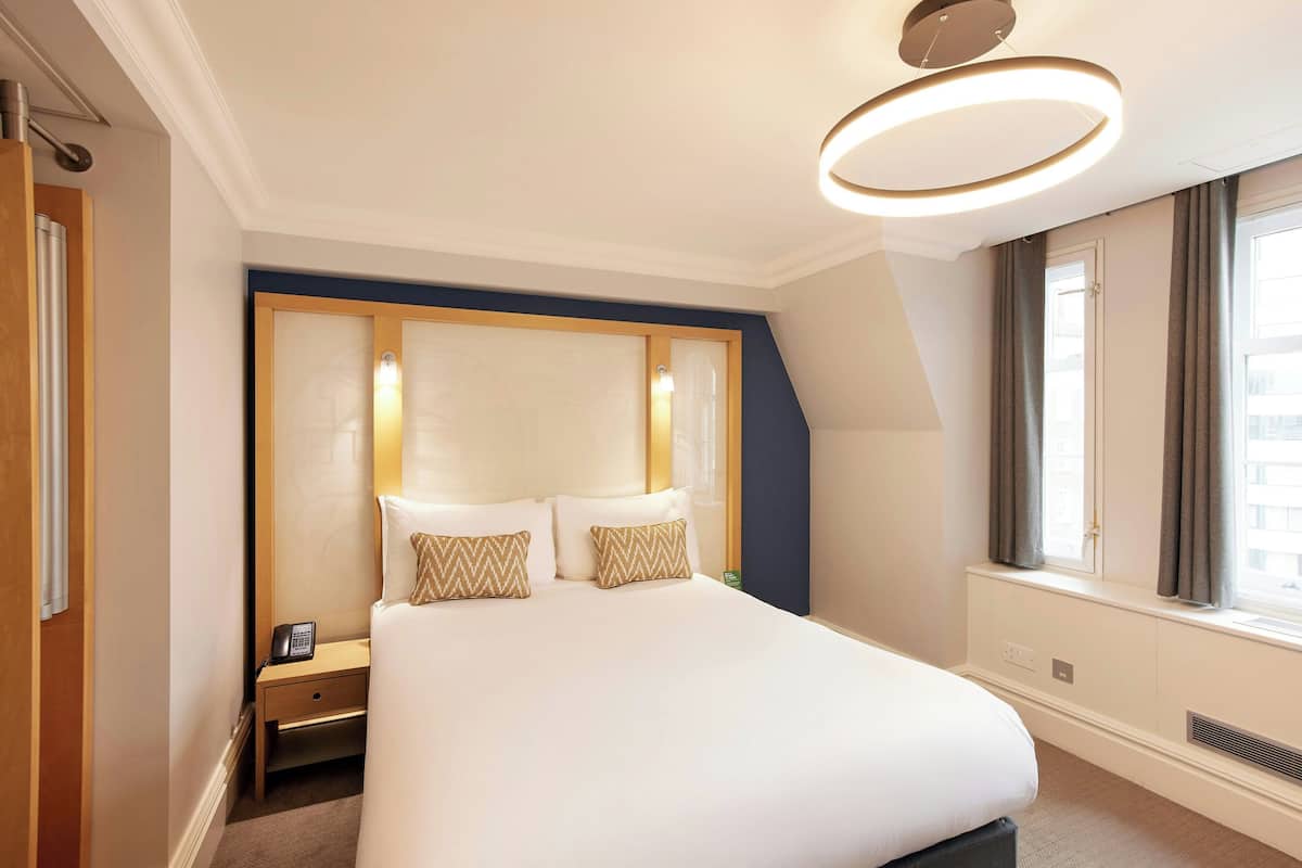 Standard Double Room | In-room safe, desk, laptop workspace, blackout drapes