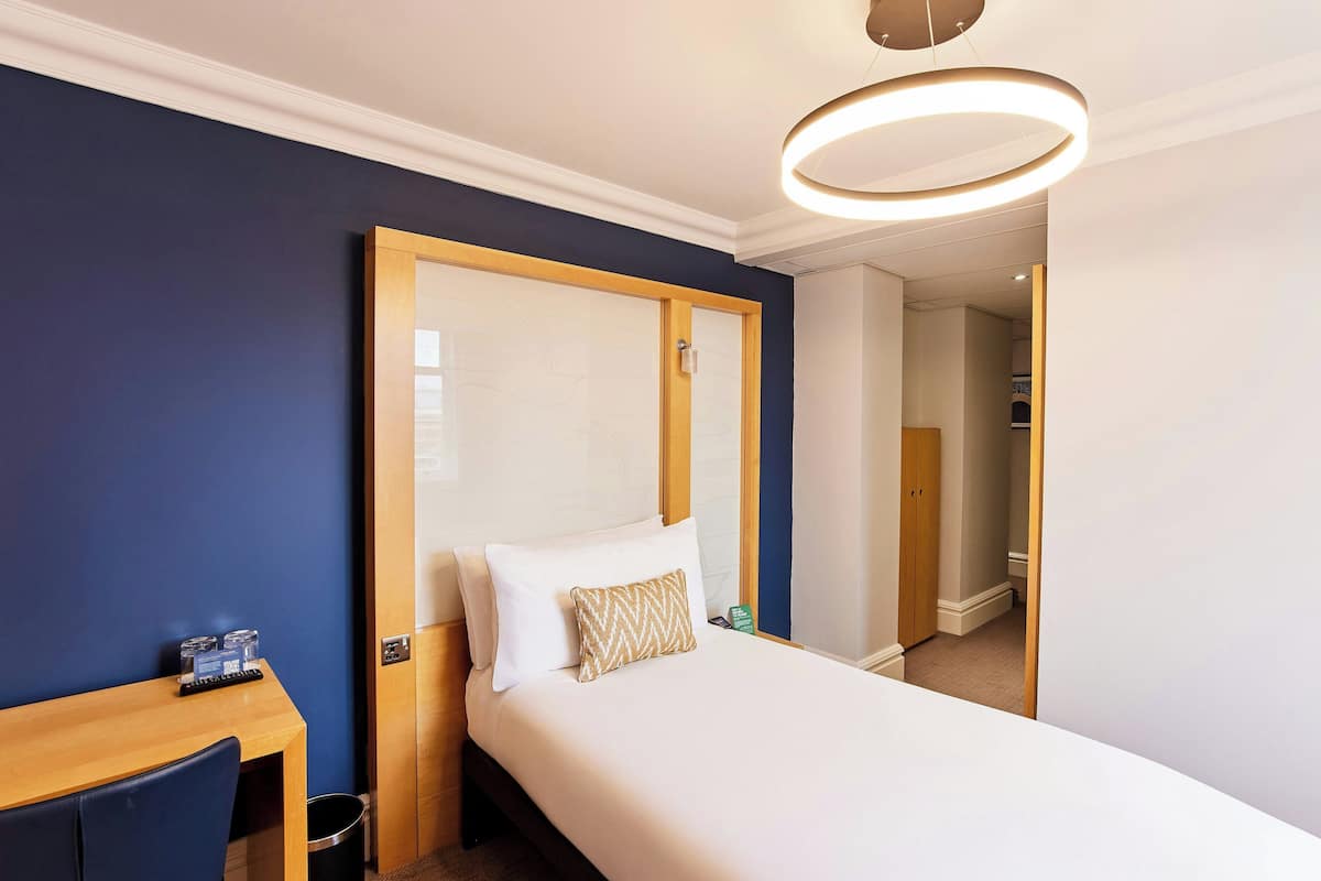 Standard Single Room | In-room safe, desk, laptop workspace, blackout drapes