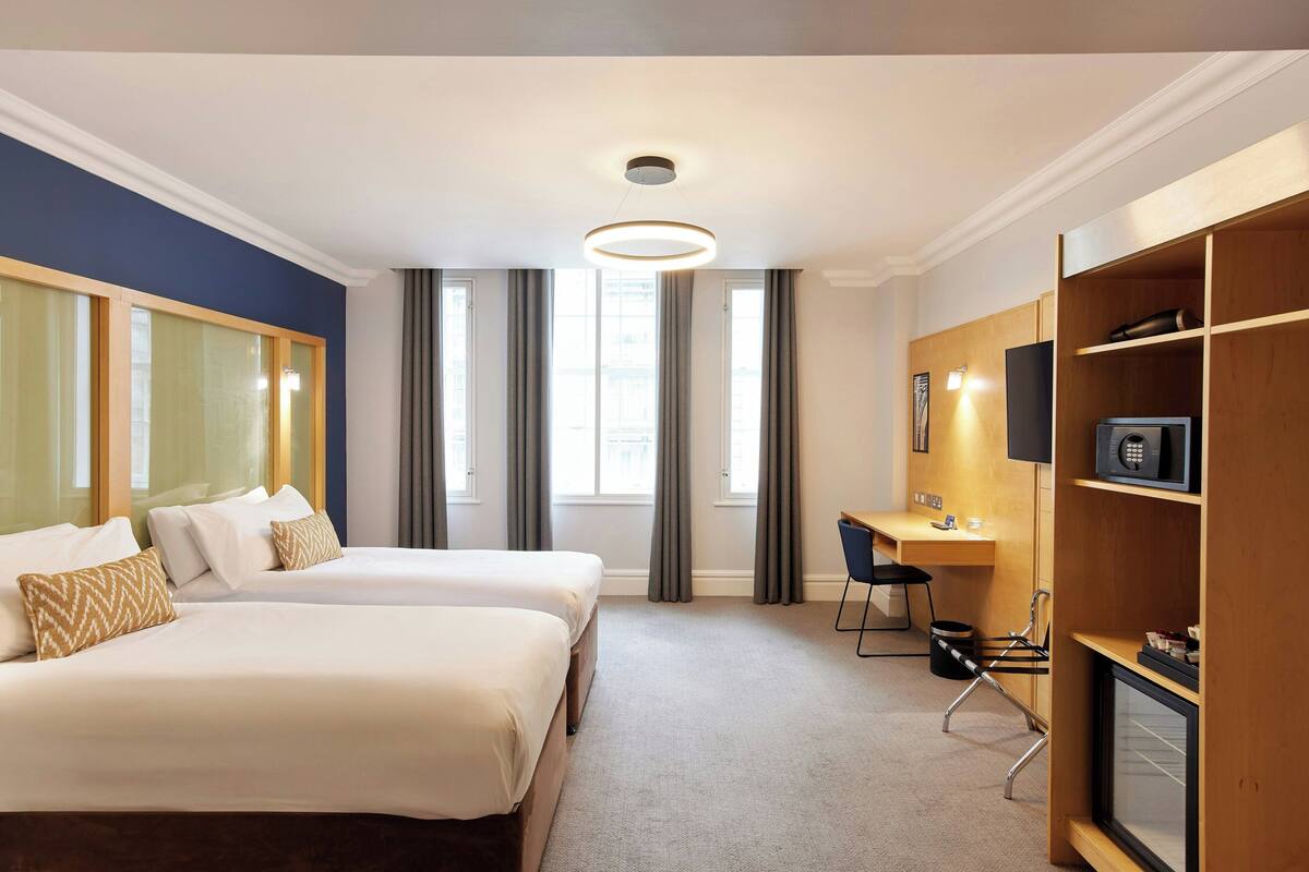 Standard Twin Room | In-room safe, desk, laptop workspace, blackout drapes