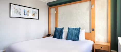 Deluxe King Room | 1 sovrum, värdeförvaringsskåp på rummet och skrivbord