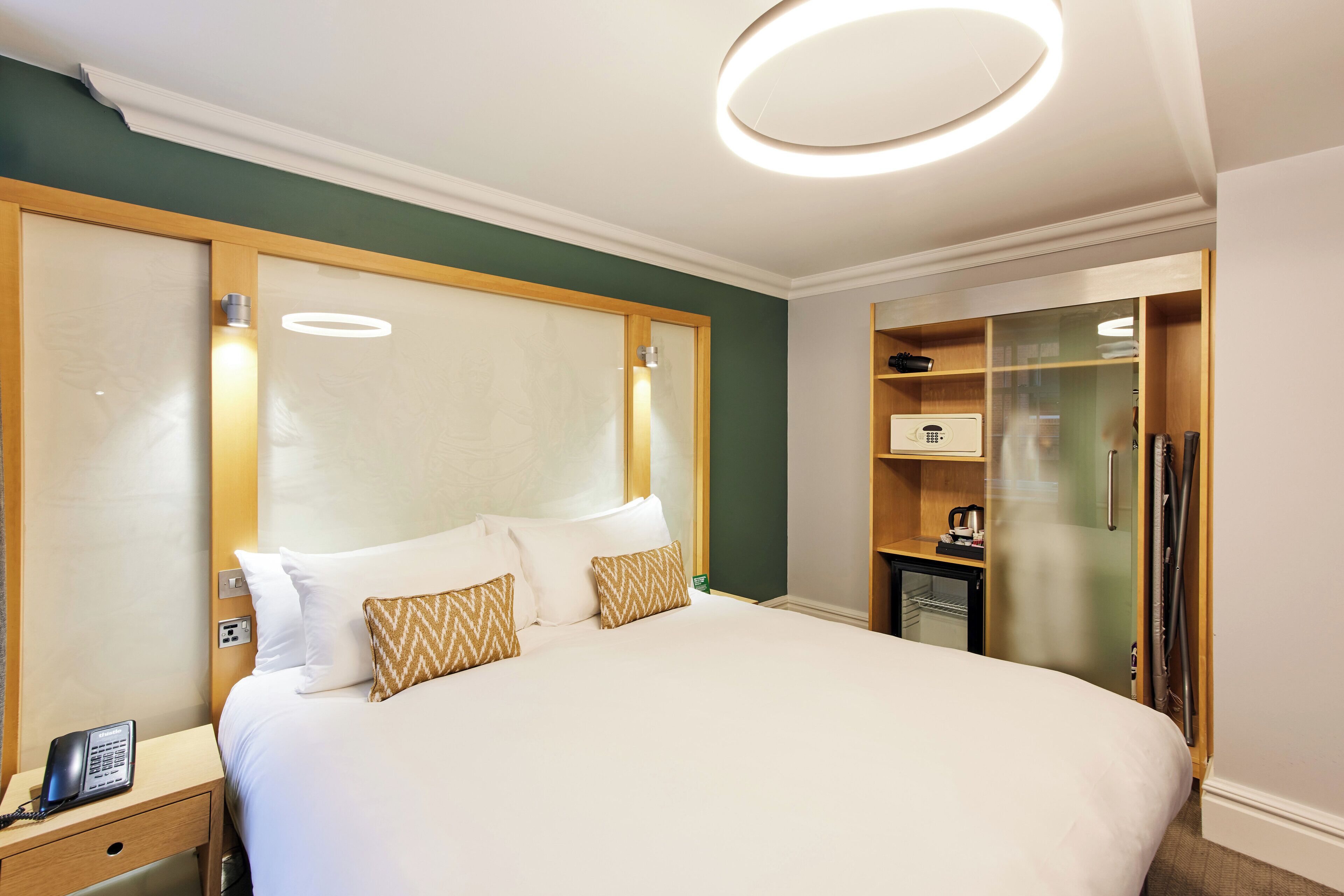 Deluxe King Room | Tallelokero huoneessa, työpöytä, pimennysverhot, silitysrauta/-lauta