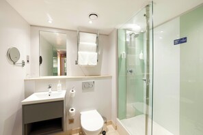 Standard Double Room | Bathroom | Free toiletries, hair dryer, towels - Thistle London Park Lane (London)