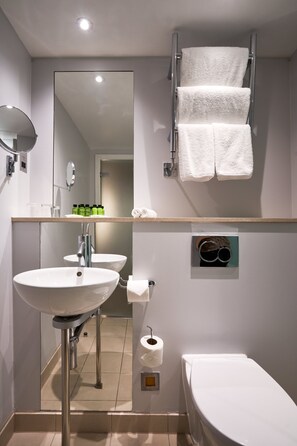 Standard Double Room | Bathroom | Free toiletries, hair dryer, towels - Thistle London Park Lane (London)