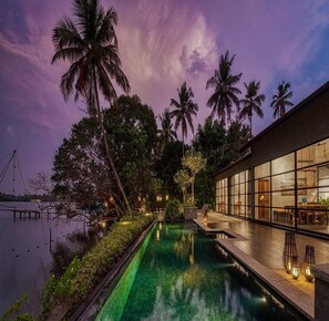 2 piscines couvertes, piscine extérieure