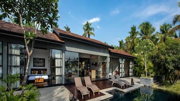 2 indoor pools, outdoor pool