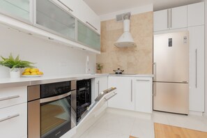 Mikrobølgeovn, oppvaskmaskin, vannkoker og kjøkkenutstyr