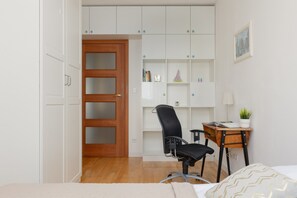 2 soverom, skrivebord og sengetøy