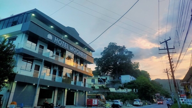 A multi-story hotel with balconies and a sign reading "HOTEL MOONRISE". - Hotel Moon Rise (Srinagar)