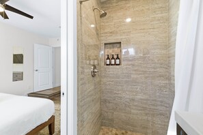 Combined shower/tub, hair dryer, towels