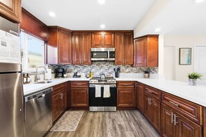 Refrigerador, microondas, horno y parrilla de estufa 