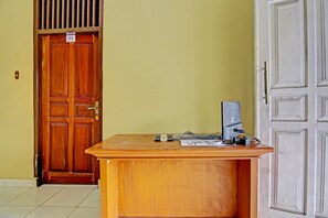Reception - Hotel O Firza Homestay (Palembang)