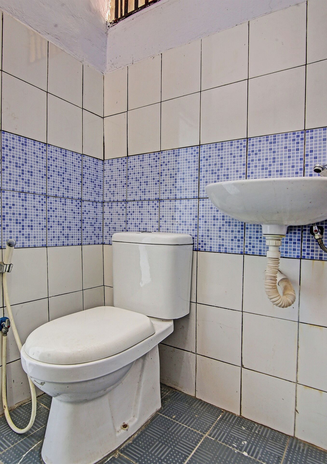 Ein Badezimmer mit Toilette, Waschbecken und Dusche.
