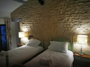 2 bedrooms, travel cot, free WiFi, bed sheets