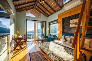 Junior Room | Egyptian cotton sheets, premium bedding, memory-foam beds, minibar