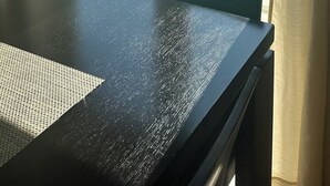 Ein Zimmer mit Blick auf einen Swimmingpool und den Ozean.