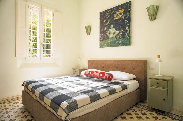 3 chambres, bureau, chambres insonorisées, fer et planche à repasser