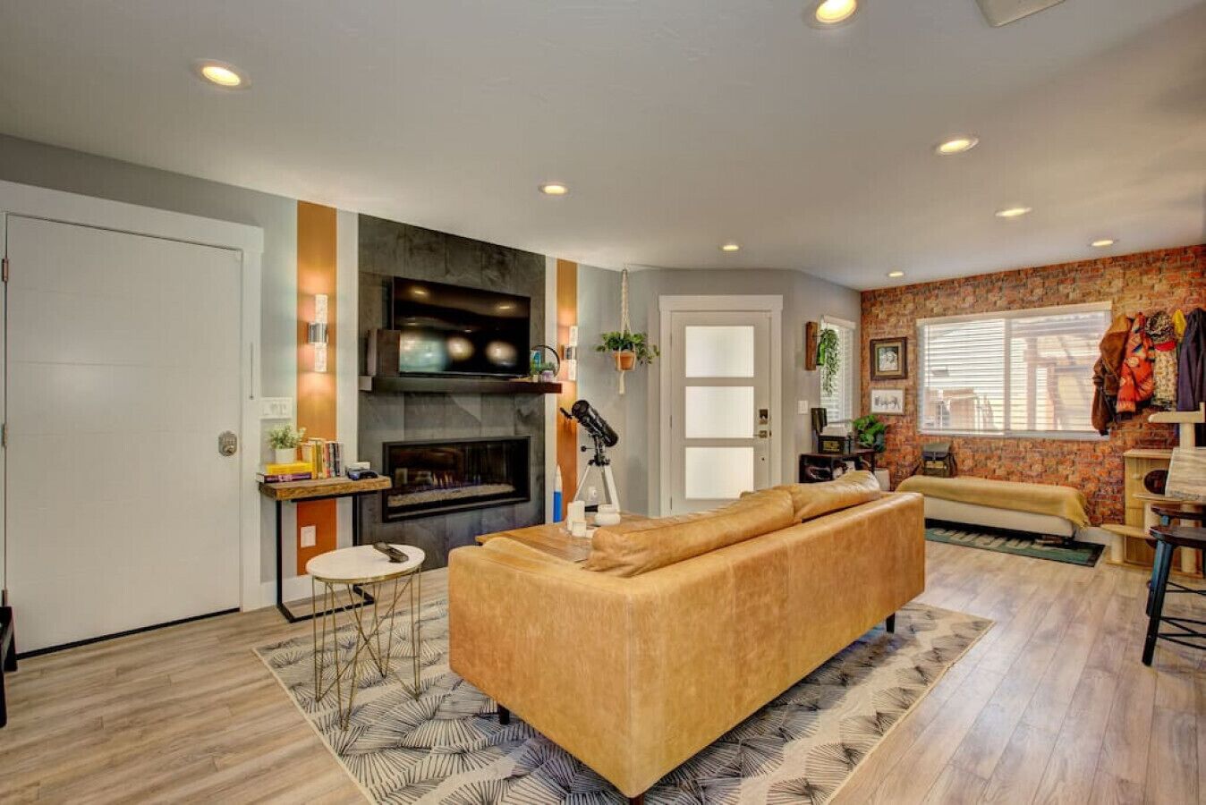 Smart-TV, Bücher, Arbeitsbereiche