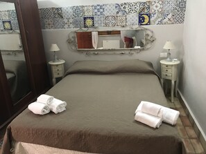 2 chambres, bureau, fer et planche à repasser, lit de bébé portatif