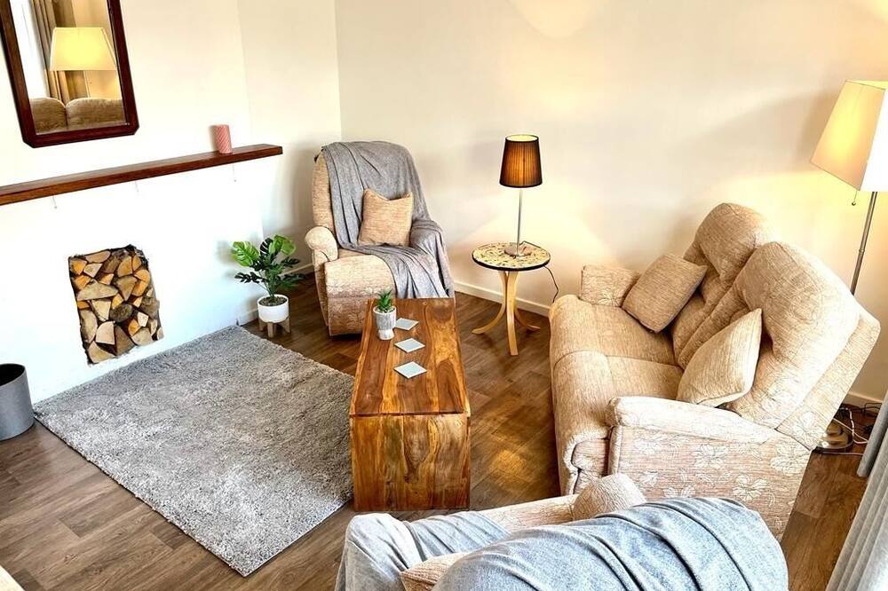 Spacious Family Home - Irlam