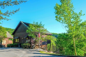 Exterior - Cozy 3BR cabin with hot tub and pool table! Excellent outdoor seating & sleeps 8 (Sevierville)